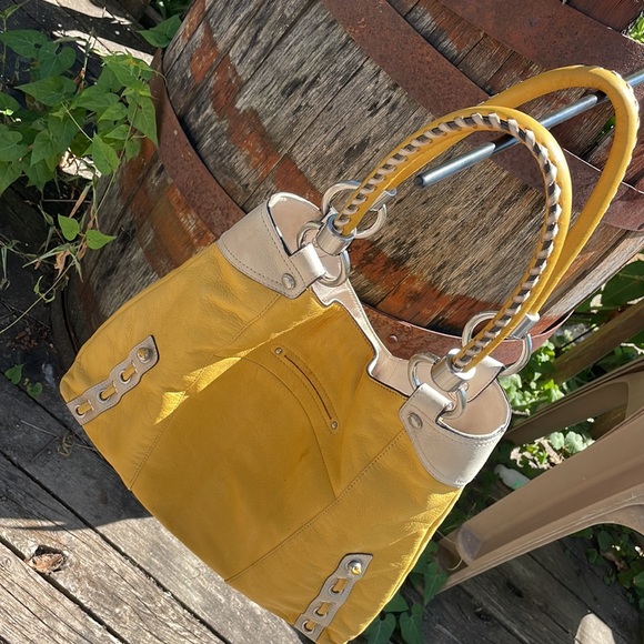 B. Makowsky Yellow Soft Leather Purse w/ Crème Color Trim (Clean Interior) - Picture 2 of 16